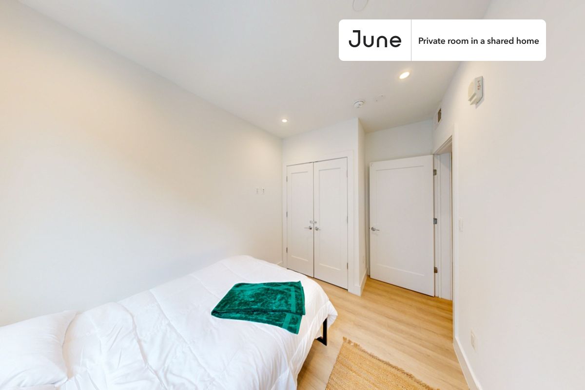 a room in Northwest Washington photo 2