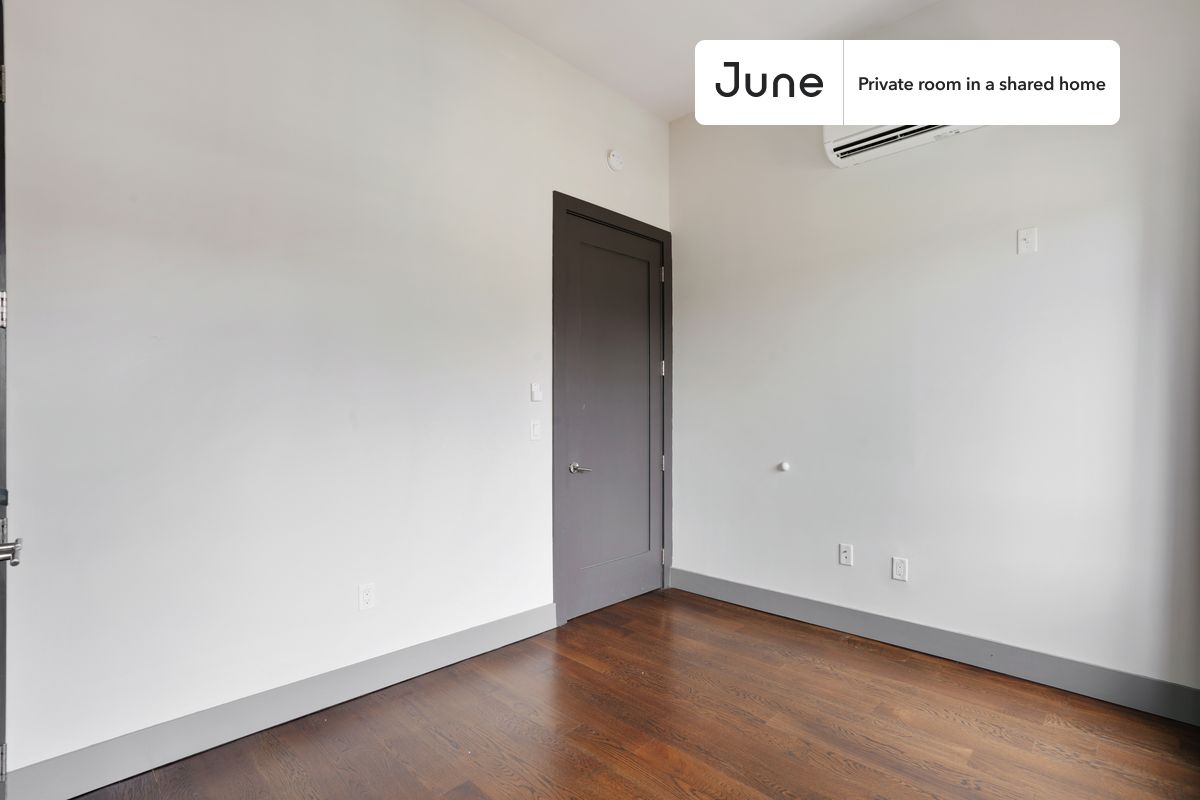 a room in Bedford-Stuyvesant photo 5