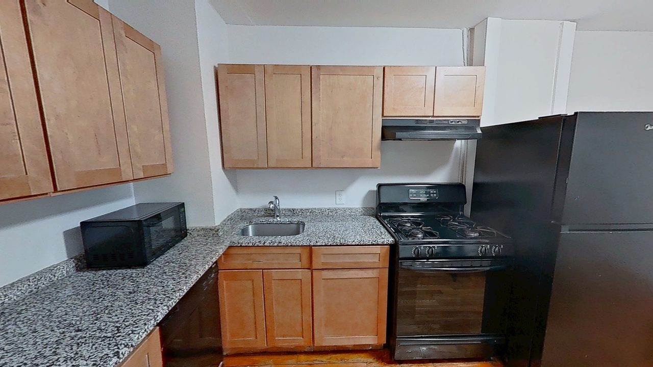 a room in Roxbury photo 9