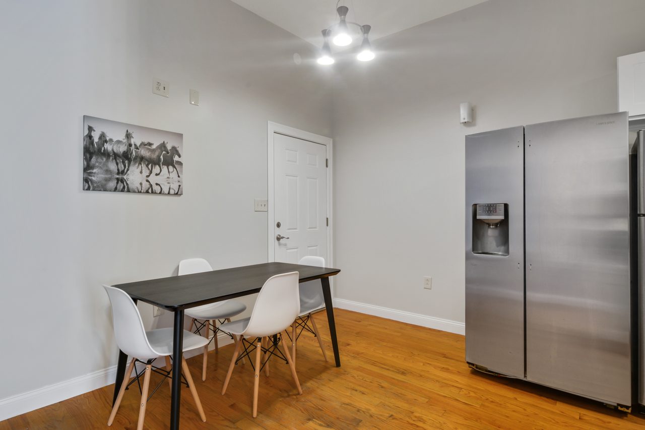 a room in Roxbury photo 9