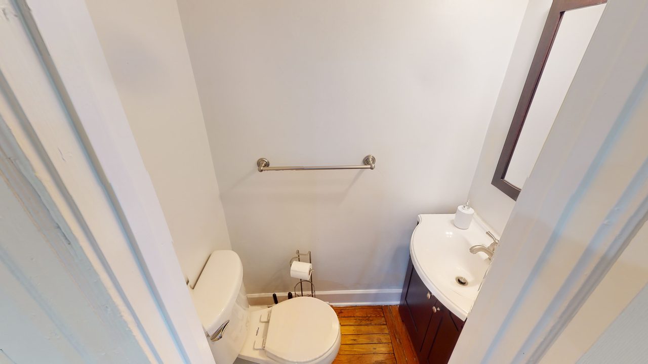 a room in Northeast Washington photo 9