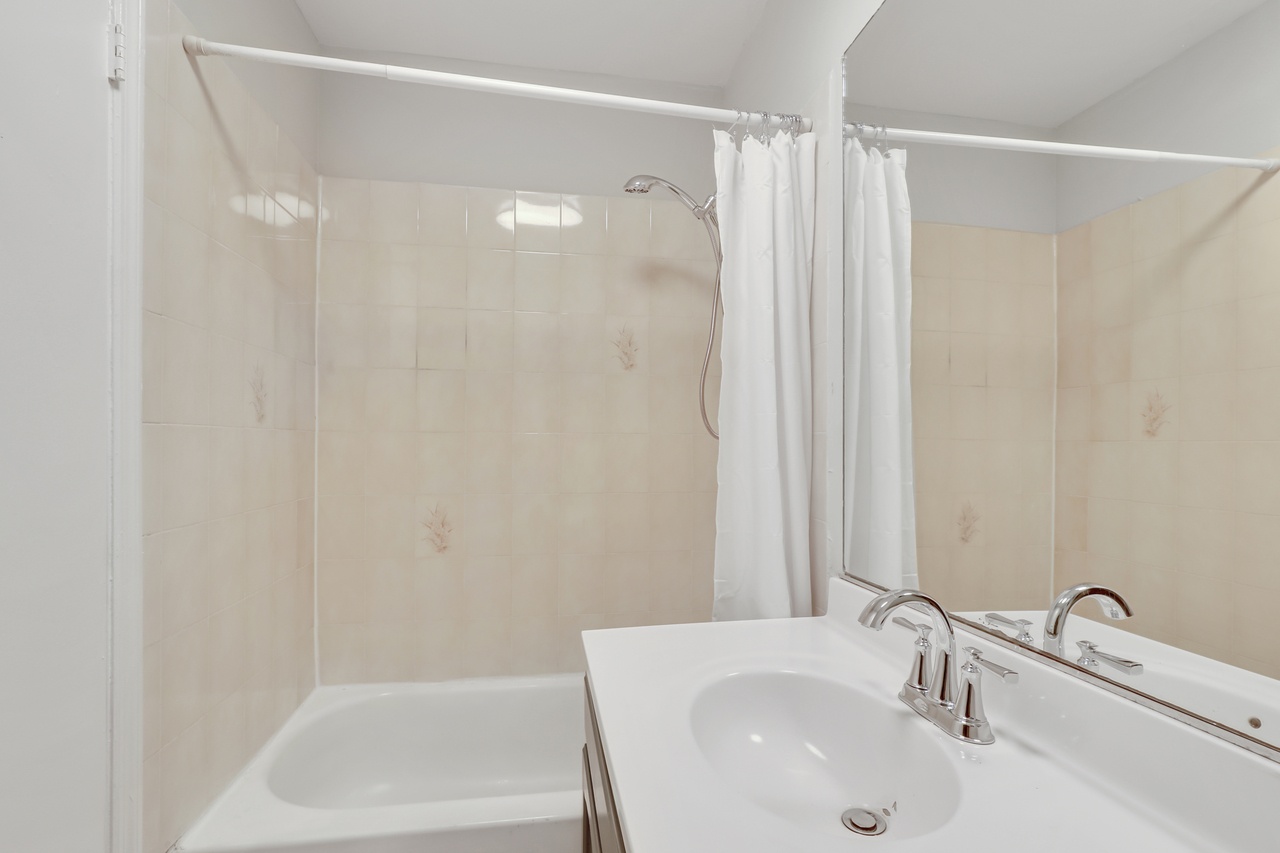 a room in Lincoln Square photo 6
