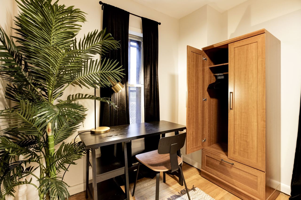 a room in Lincoln Square photo 9