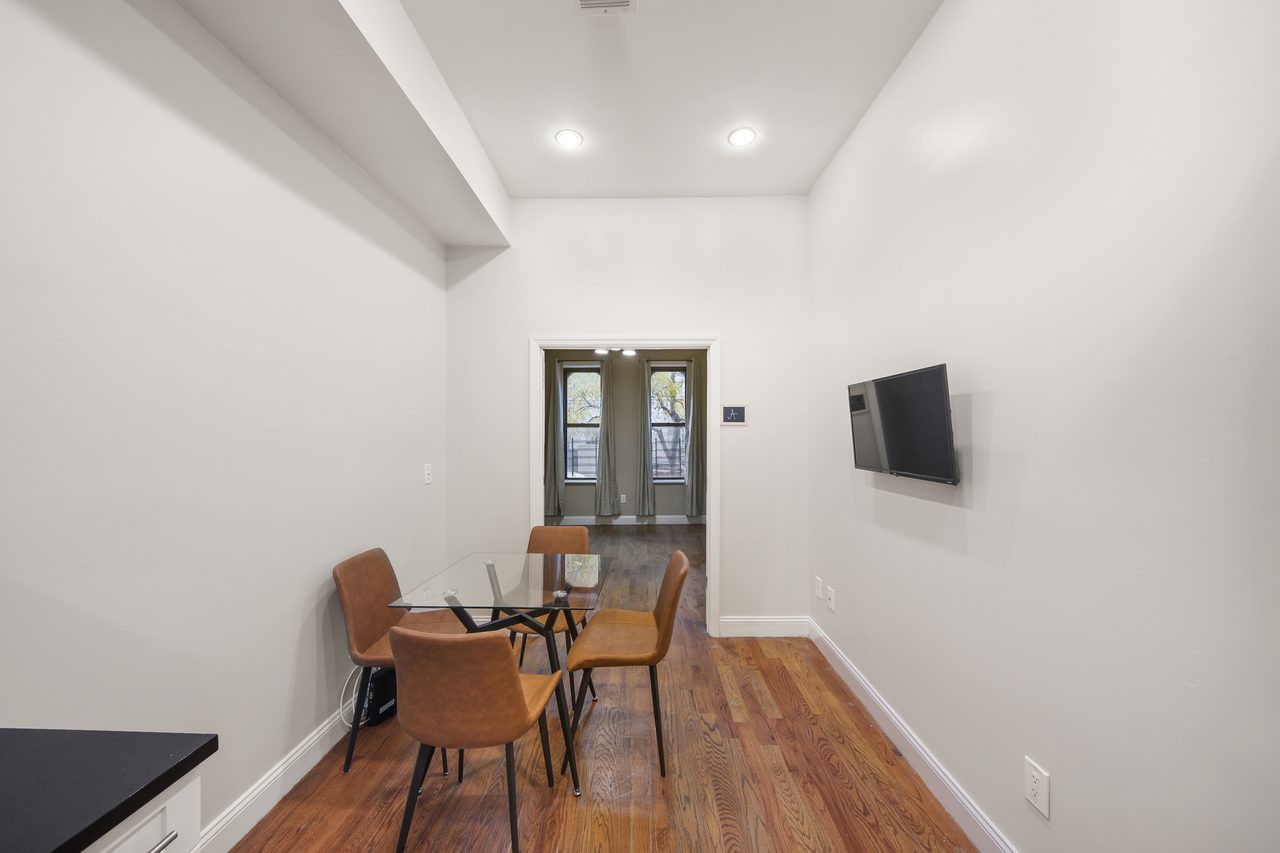 a room in Crown Heights photo 9