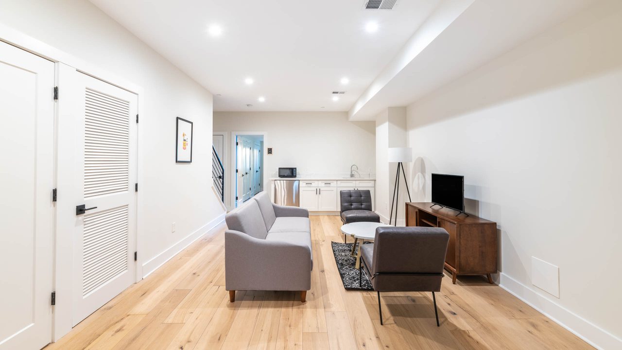 a room in Northwest Washington photo 5