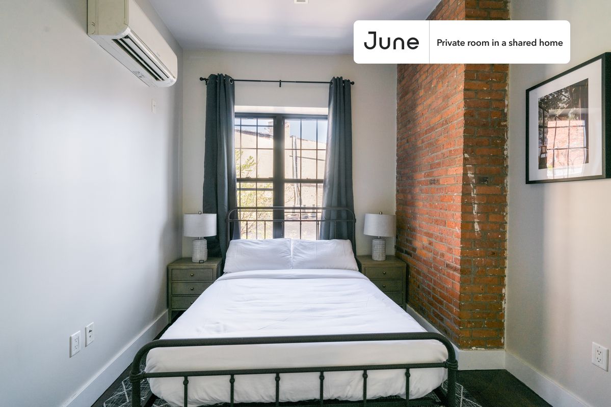 a room in Bedford-Stuyvesant photo 2