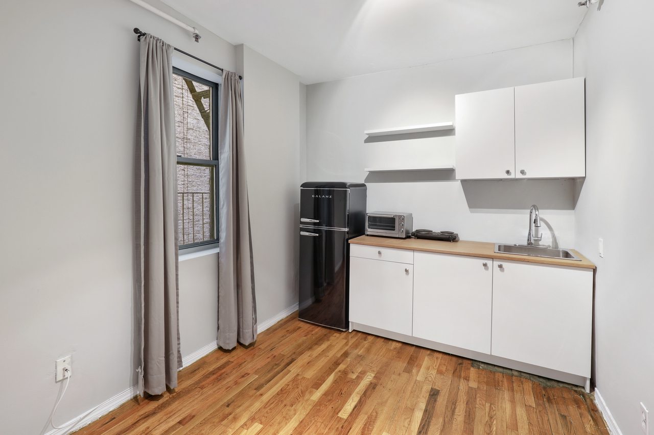 a room in Lincoln Square photo 2