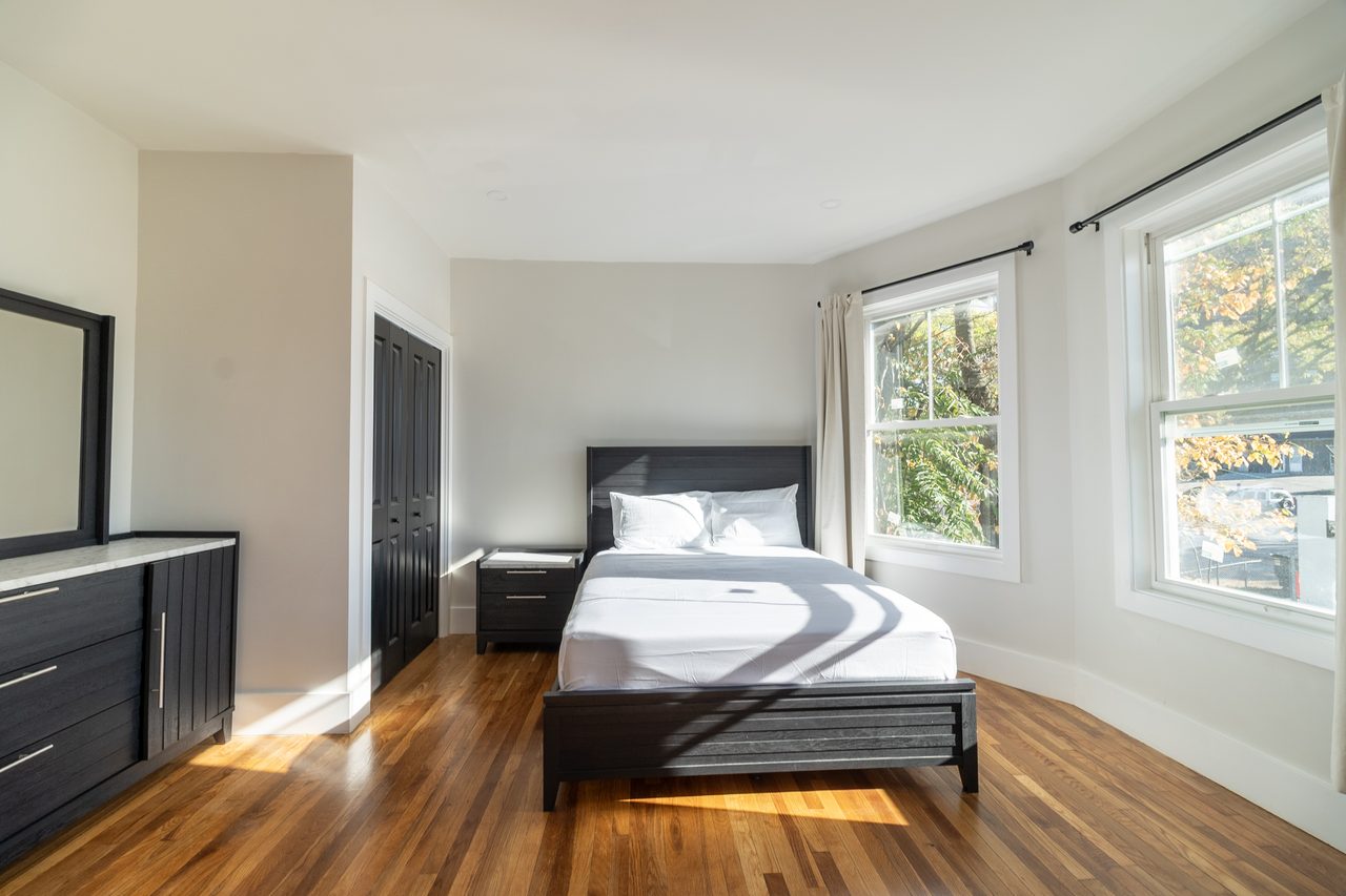 a room in Roxbury photo 2