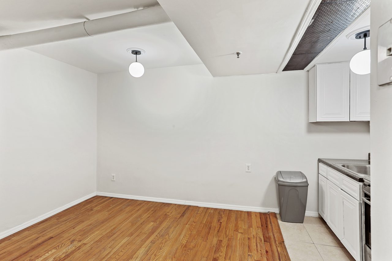 a room in Hamilton Heights photo 4