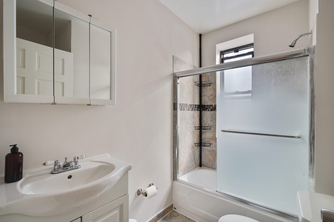 a room in Hamilton Heights photo 8