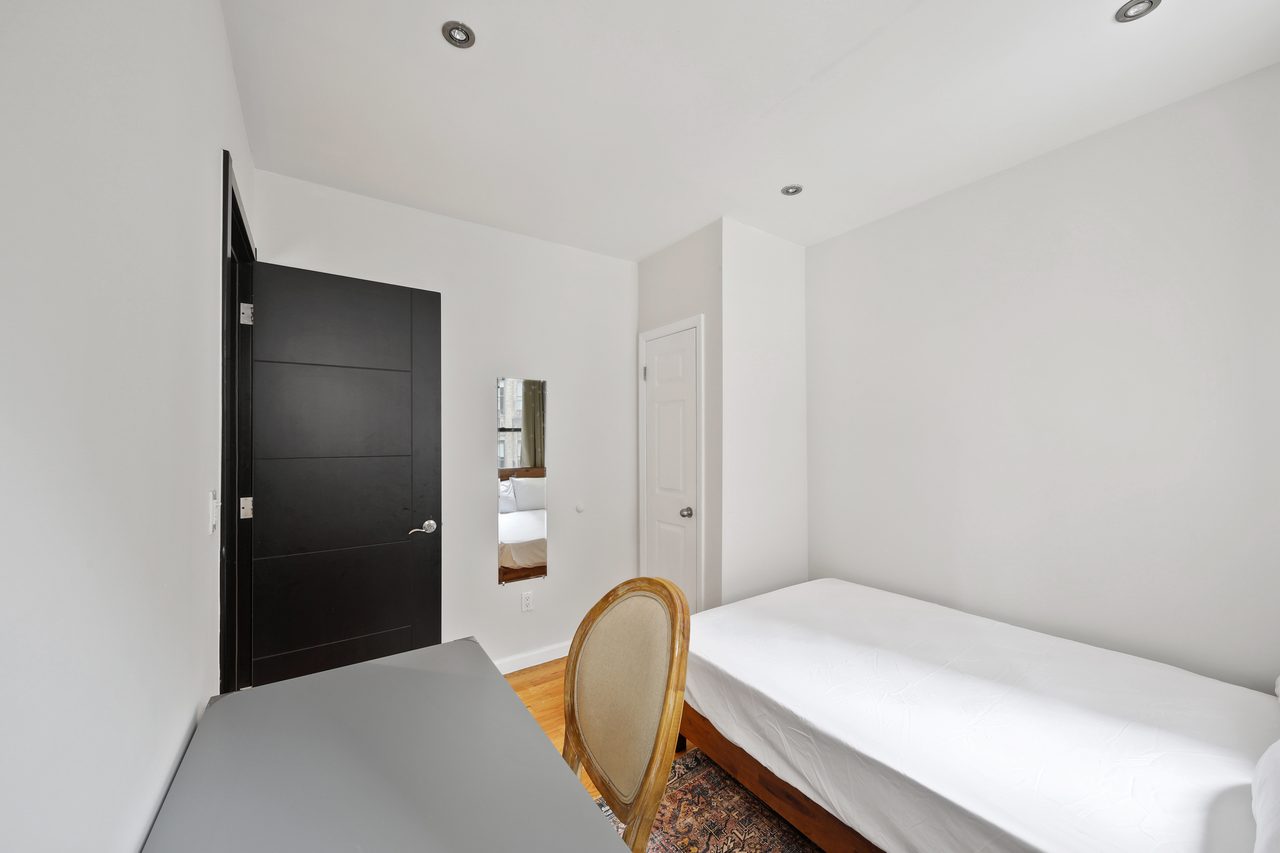 a room in Morningside Heights photo 2