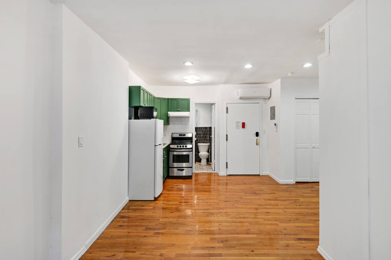 a room in Theater District photo 3