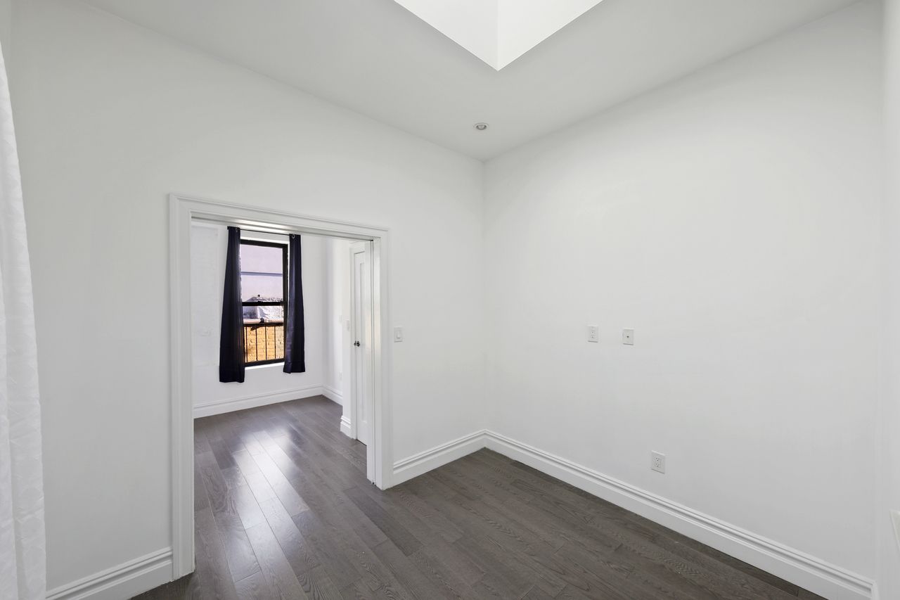 a room in Hell's Kitchen photo 5
