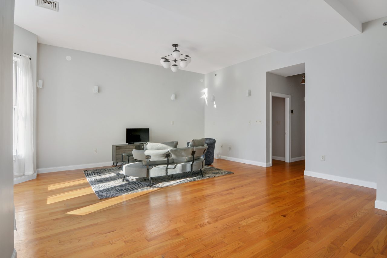 a room in Roxbury photo 4
