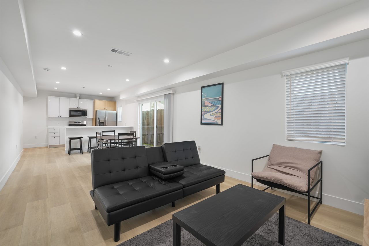 a room in Central LA photo 4