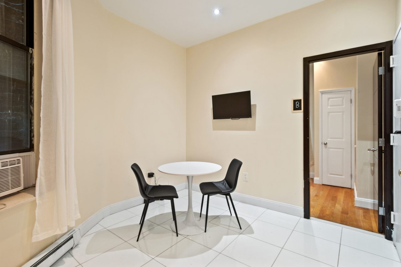 a room in Morningside Heights photo 5