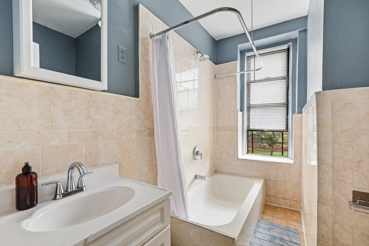 a room in East Harlem photo 6