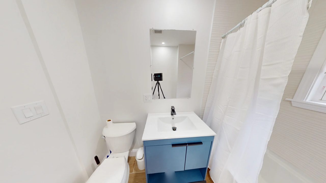 a room in Roxbury photo 7