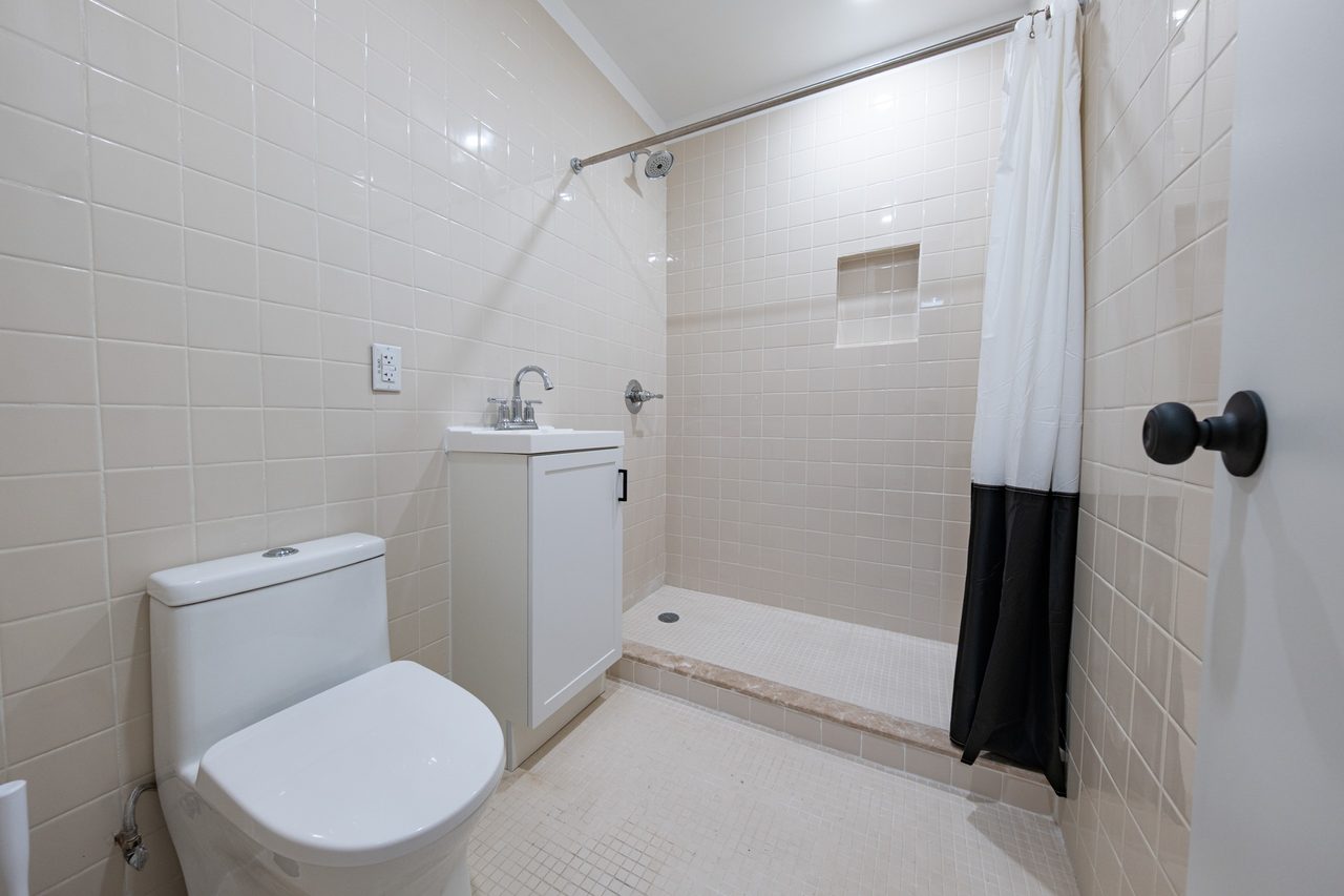 a room in Flatbush photo 5