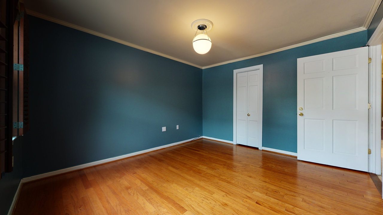 a room in Southwest Waterfront photo 6