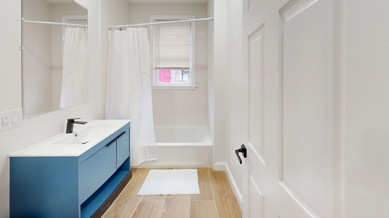 a room in Roxbury photo 6
