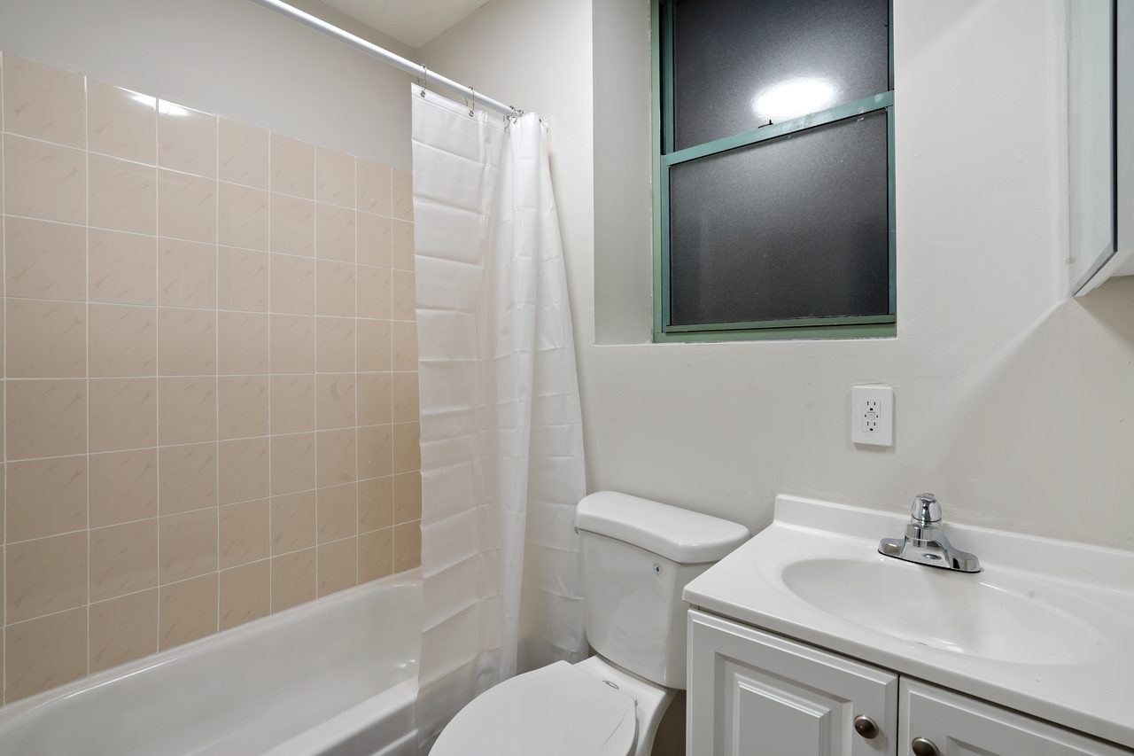 a room in Lincoln Square photo 3