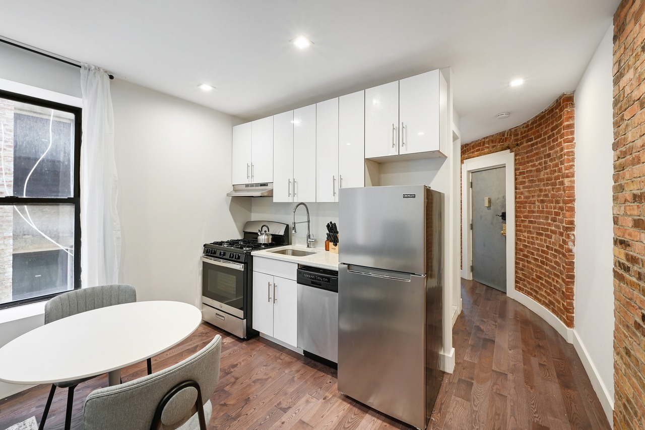 a room in Hamilton Heights photo 6