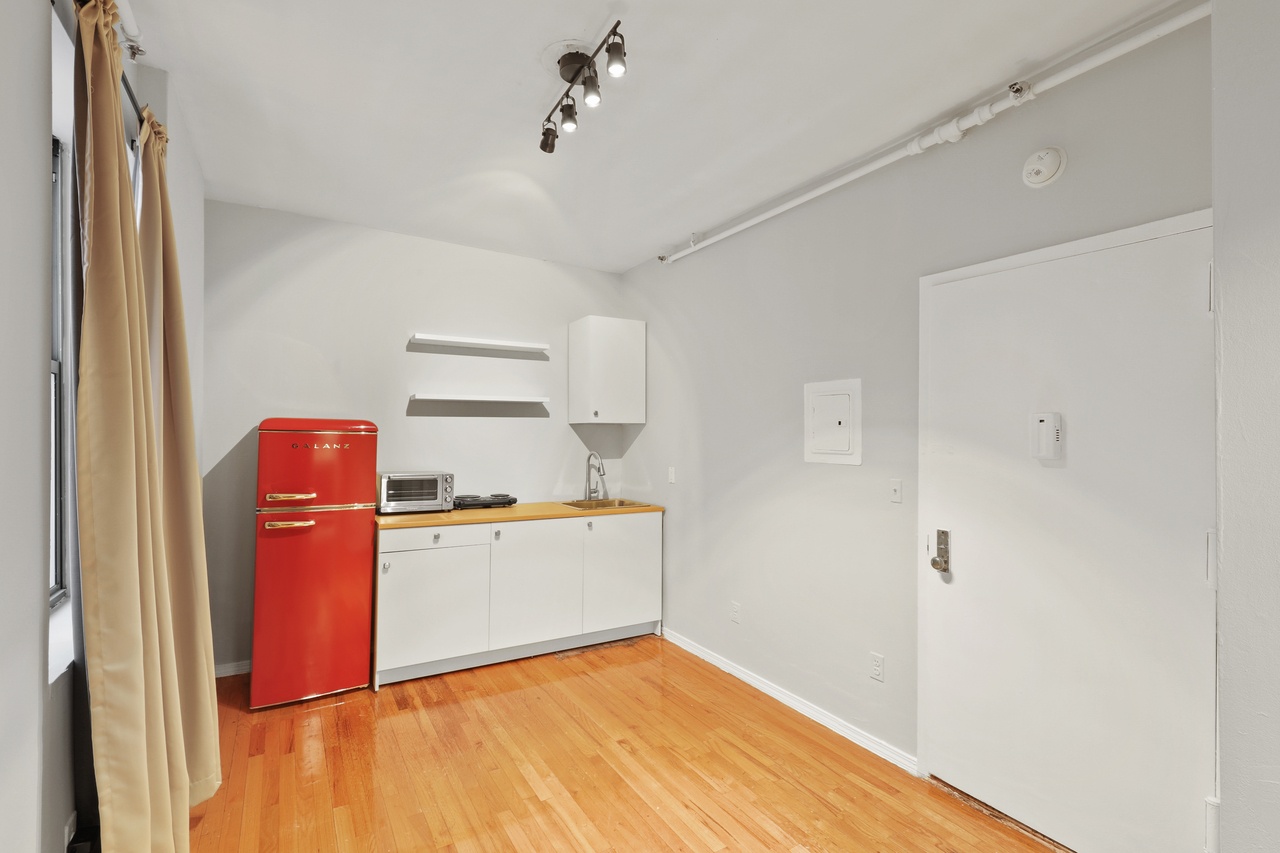 a room in Lincoln Square photo 3