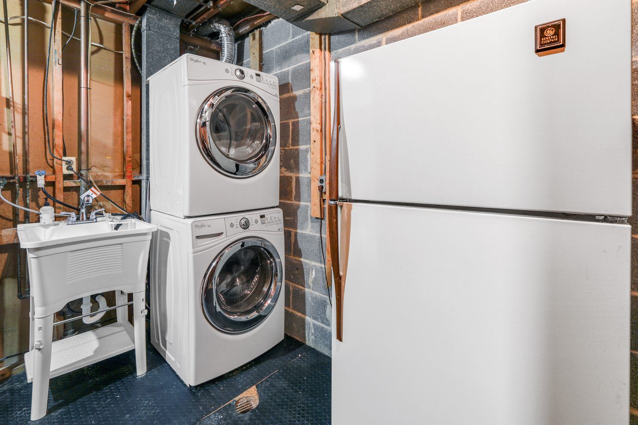 a room in Southwest Waterfront photo 4