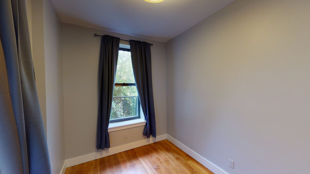 a room in Bedford-Stuyvesant photo 5