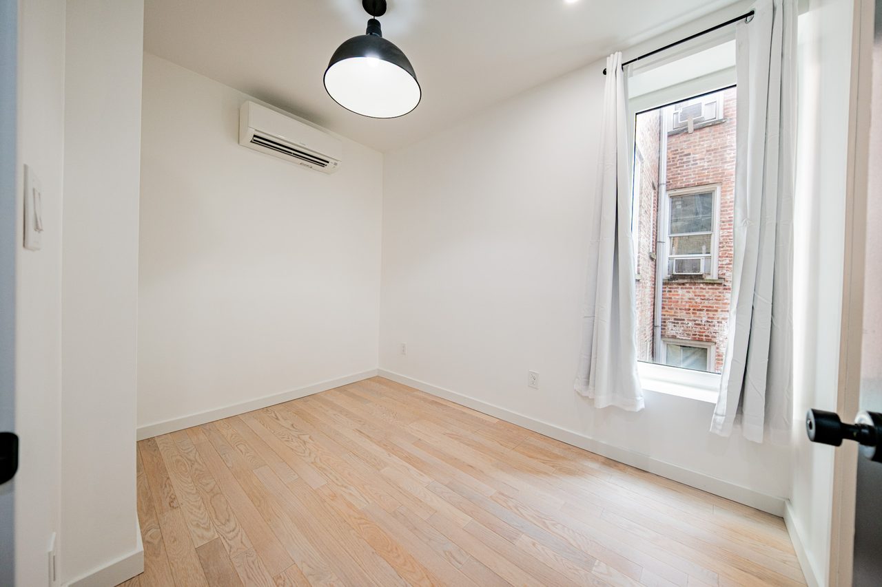 a room in Flatbush photo 2