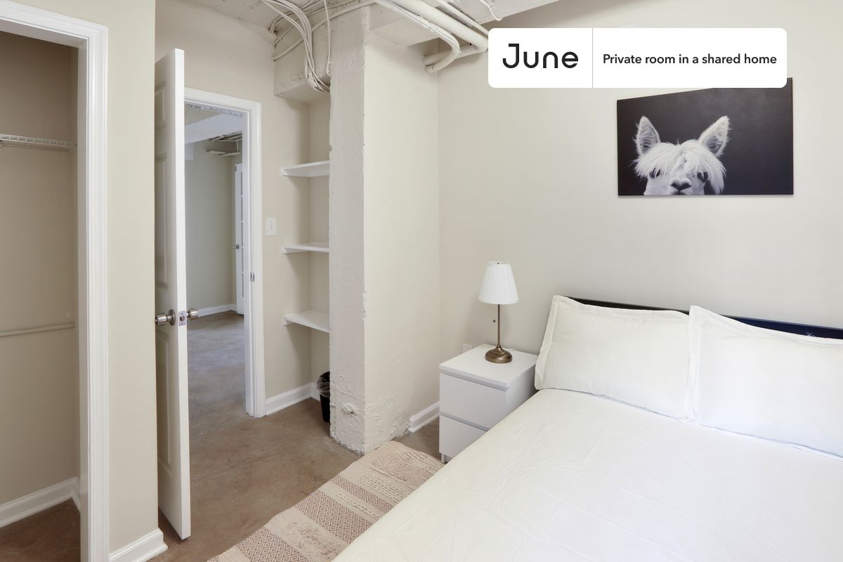 a room in Northwest Washington photo 3