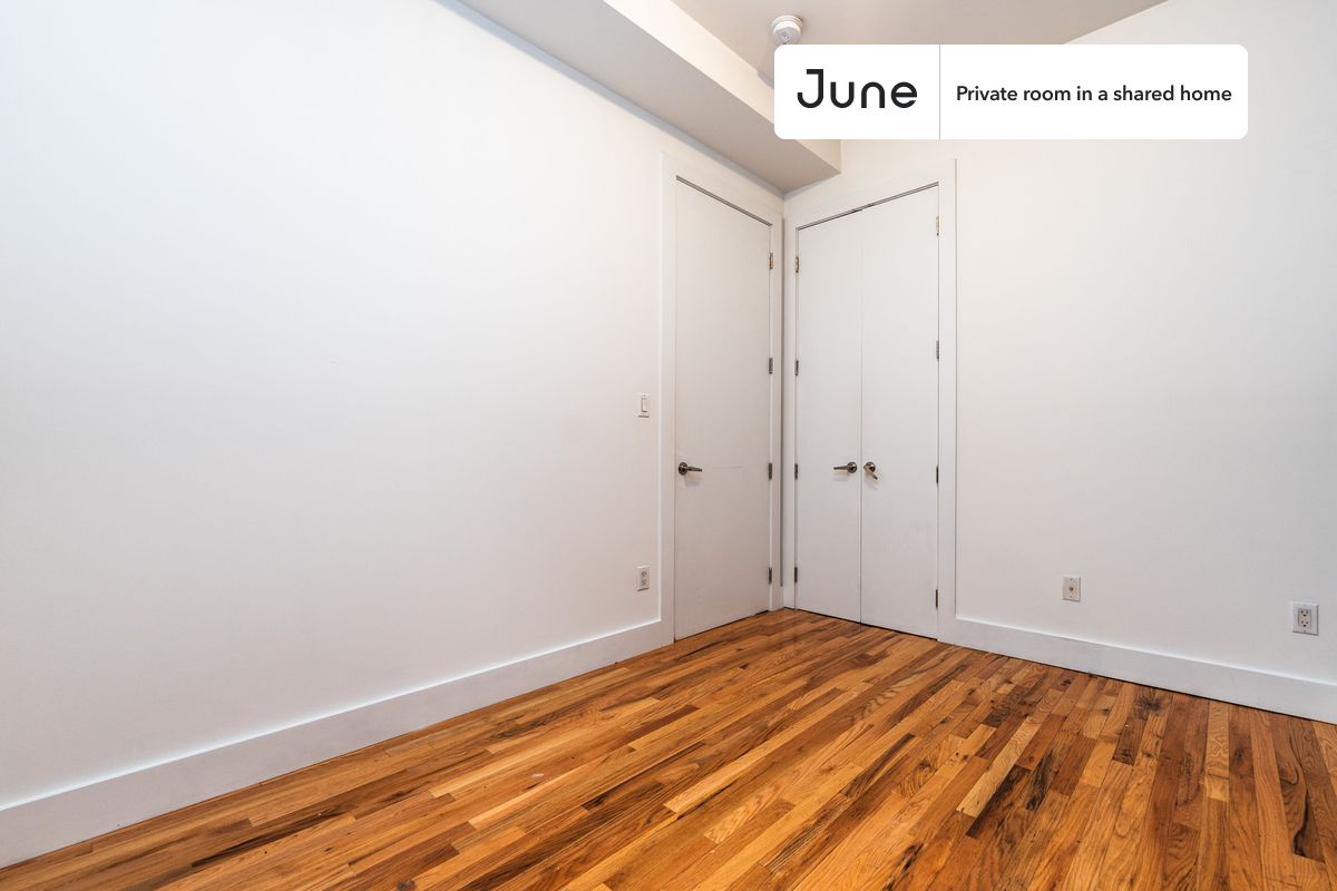 a room in Ocean Hill photo 2