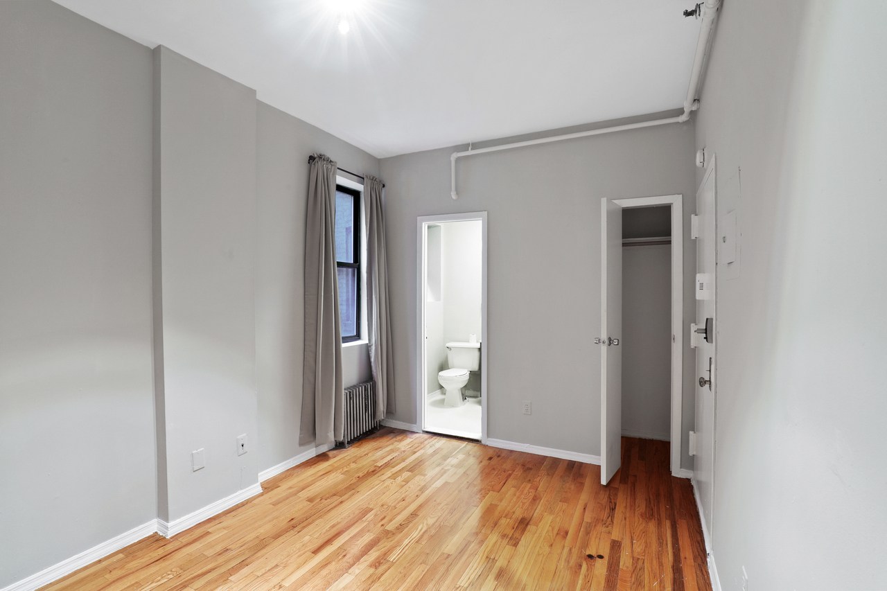 a room in Lincoln Square photo 5