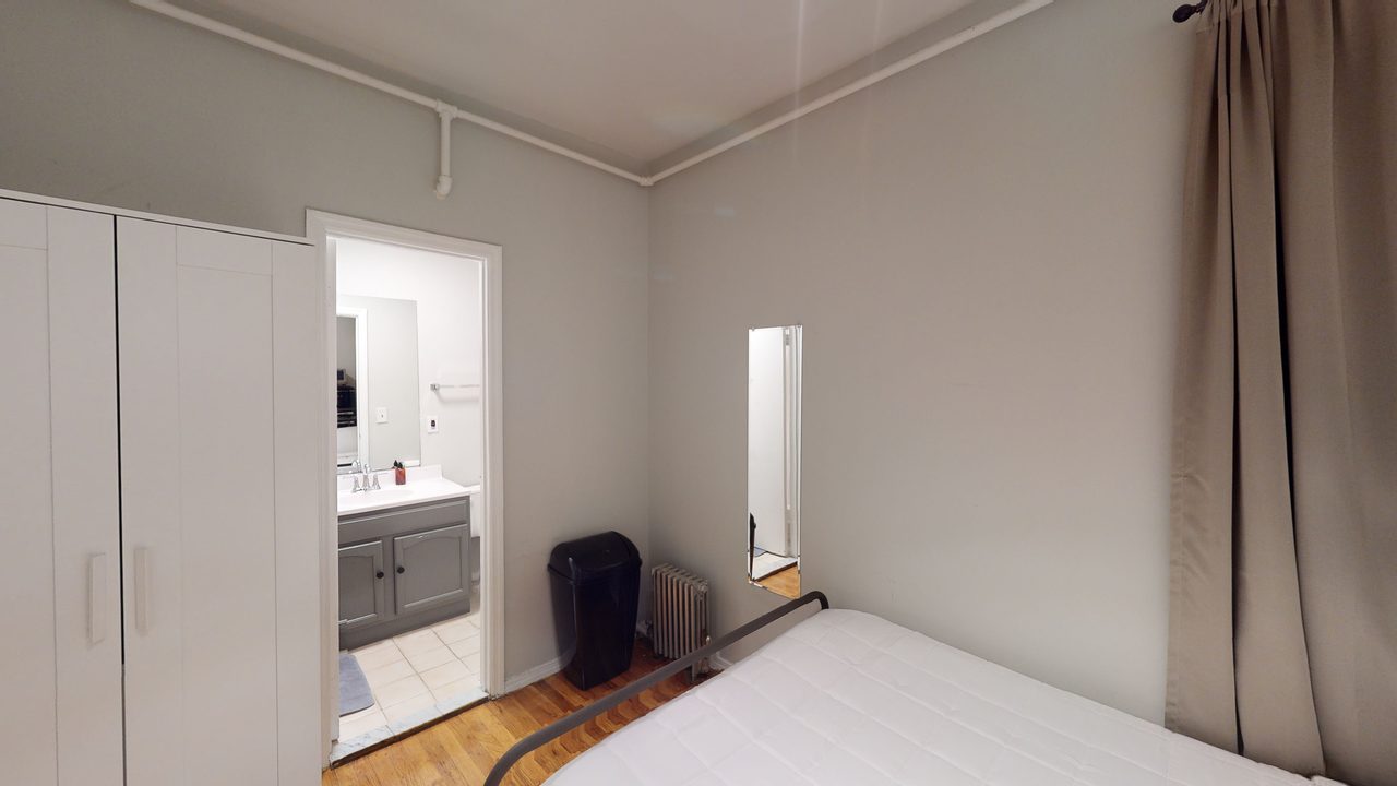 a room in Lincoln Square photo 9
