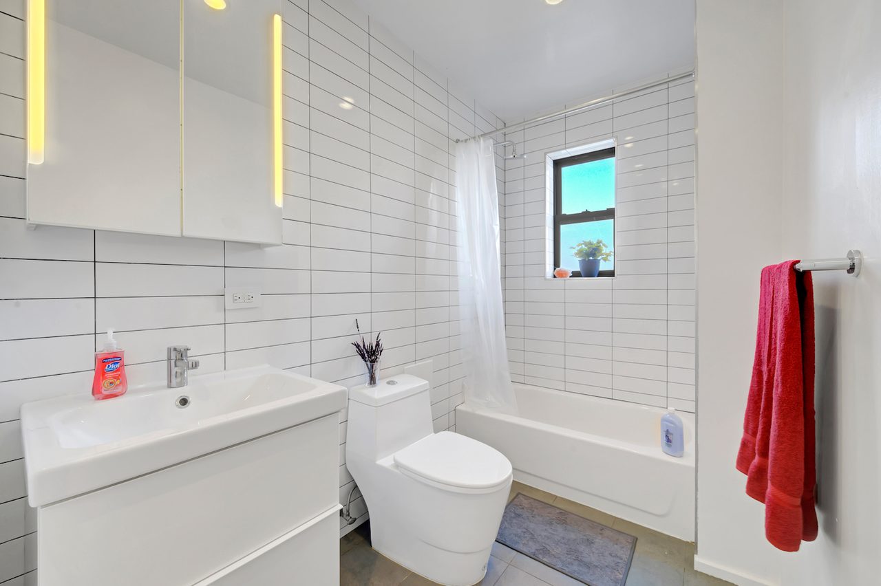 a room in Bedford-Stuyvesant photo 6