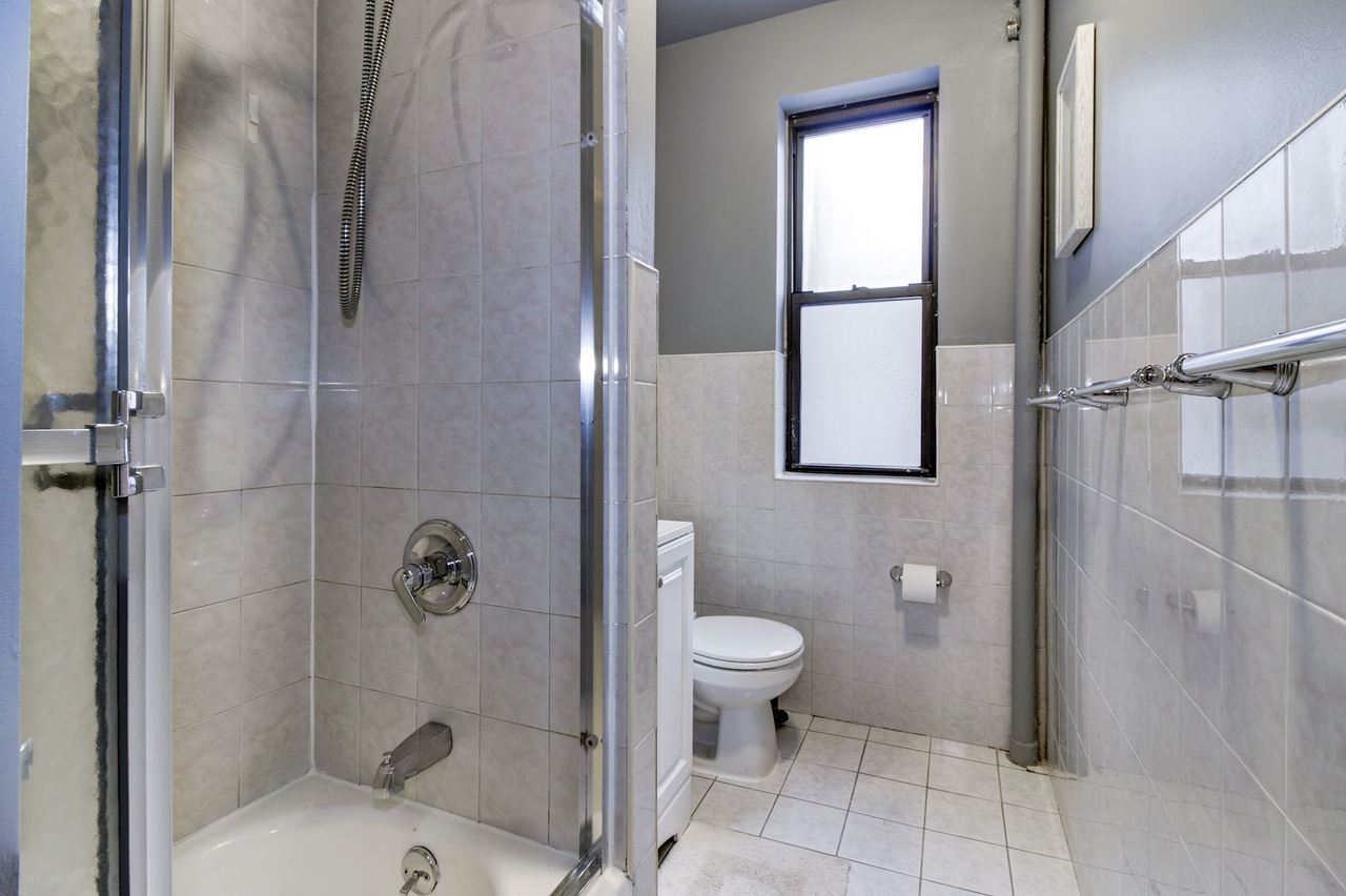 a room in Hamilton Heights photo 8
