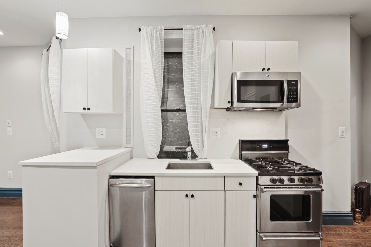 a room in Hell's Kitchen photo 5