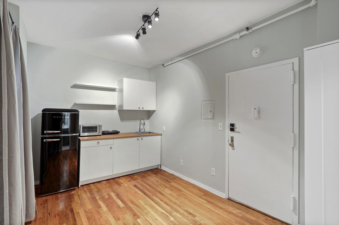 a room in Lincoln Square photo 3
