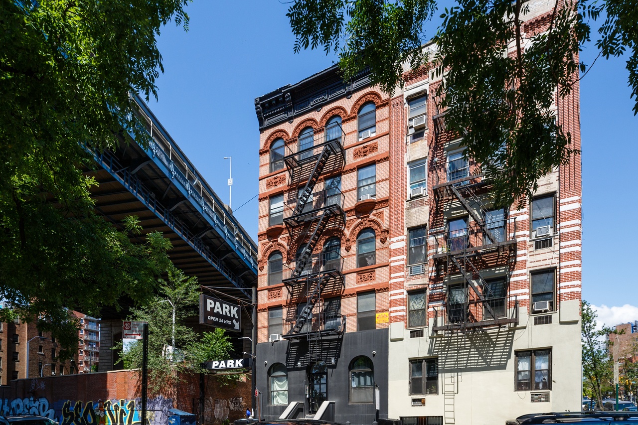 a room in Lower East Side photo 9
