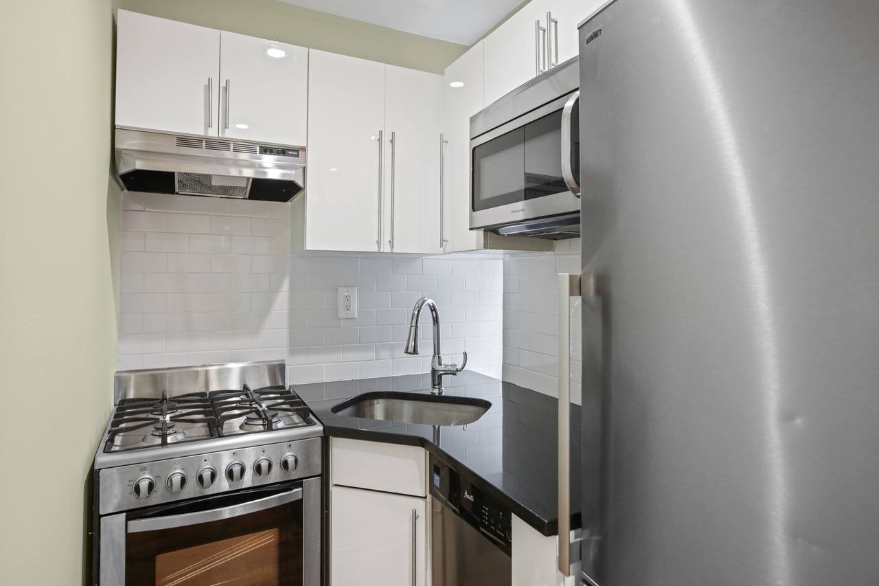 a room in East Village photo 6