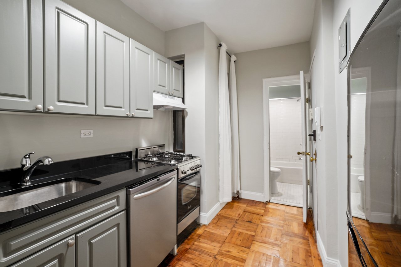 a room in East Village photo 4