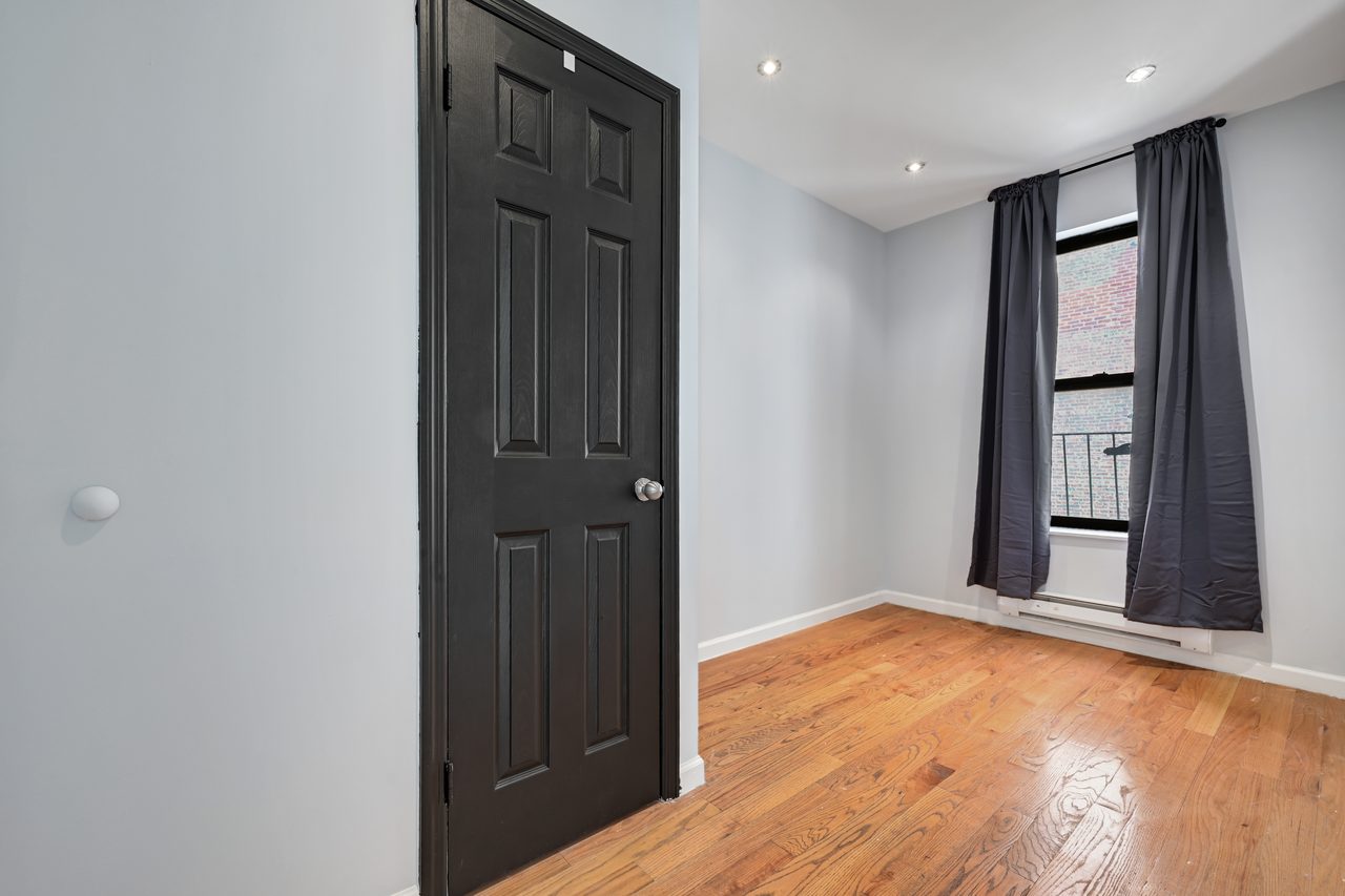 a room in Morningside Heights photo 2