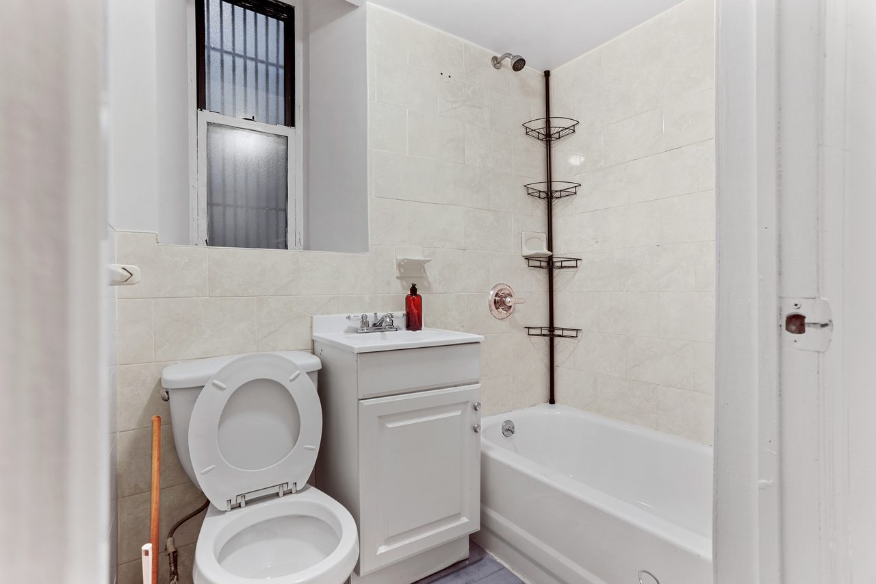 a room in Hamilton Heights photo 6