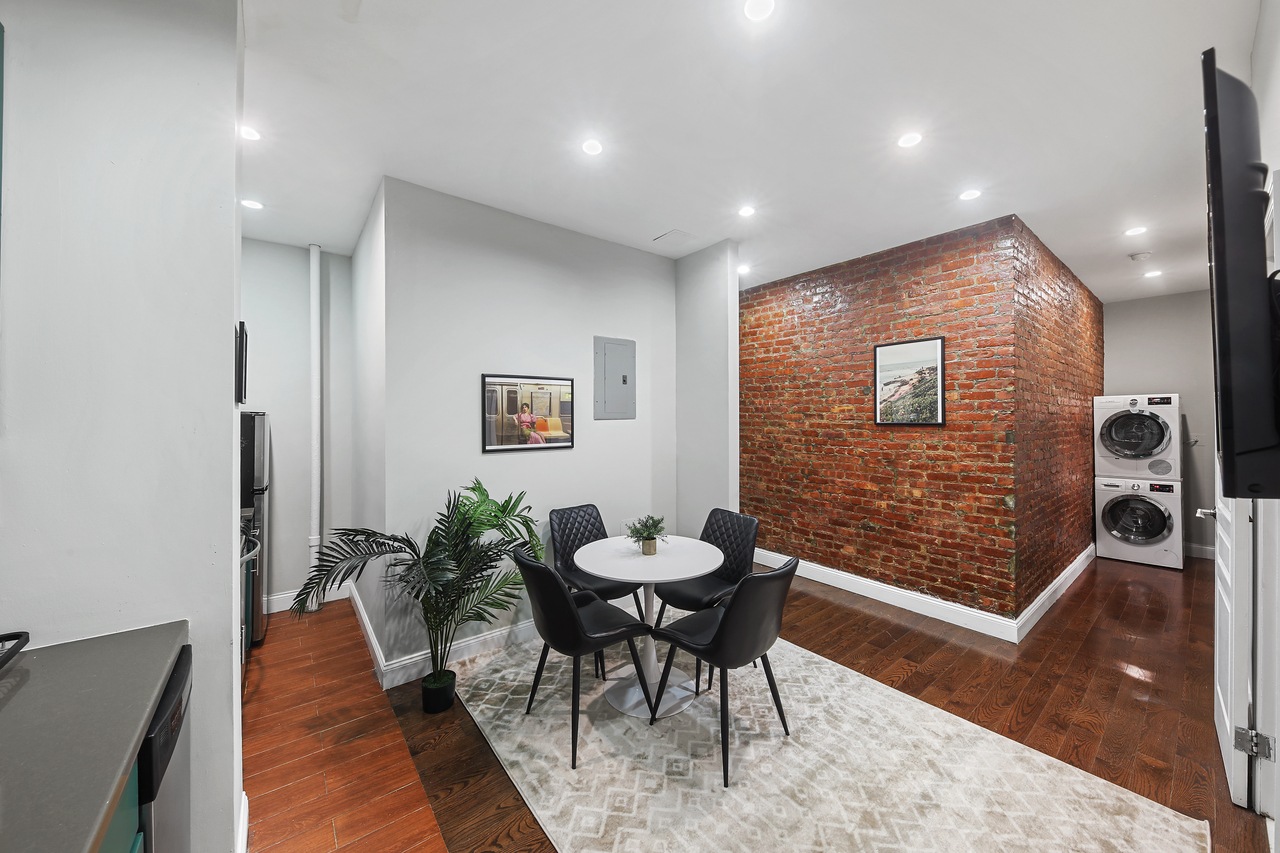 a room in Hamilton Heights photo 5
