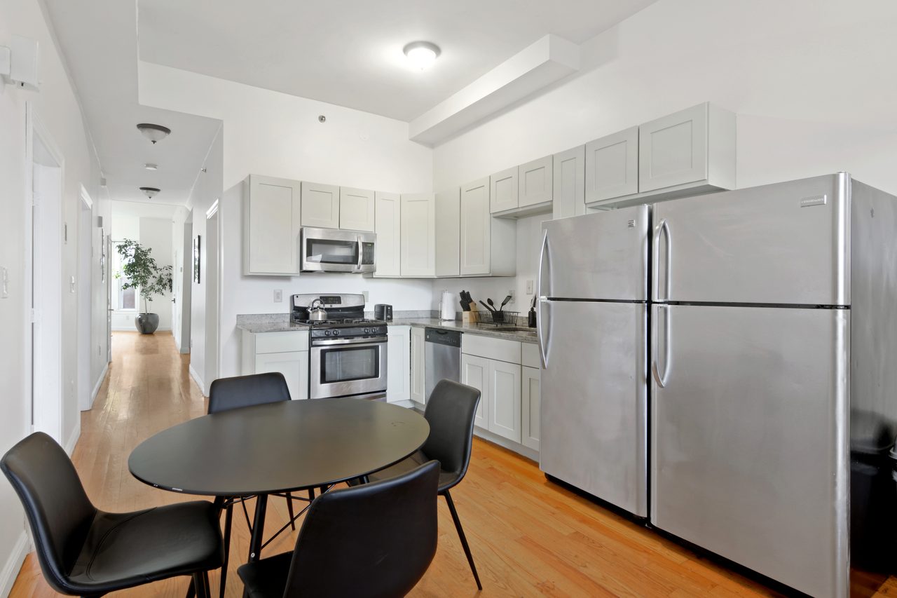a room in Roxbury photo 9