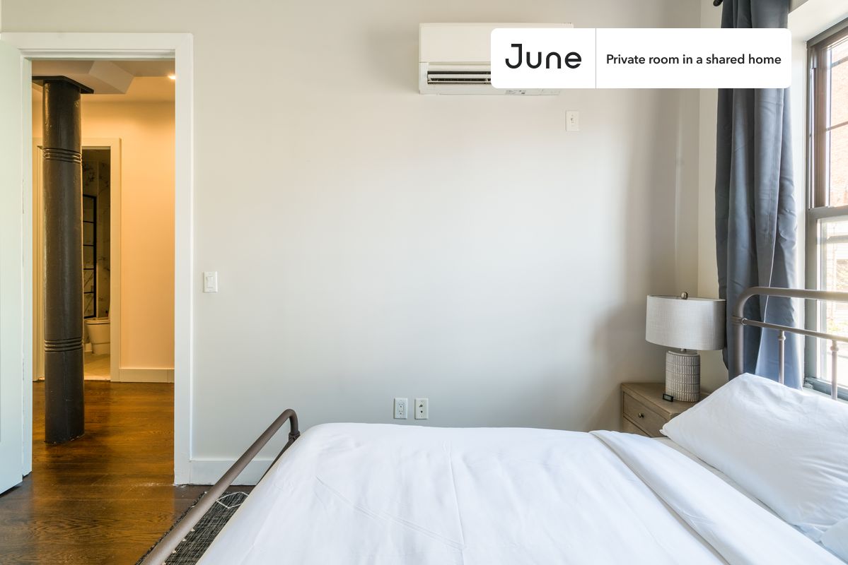 a room in Bedford-Stuyvesant photo 3