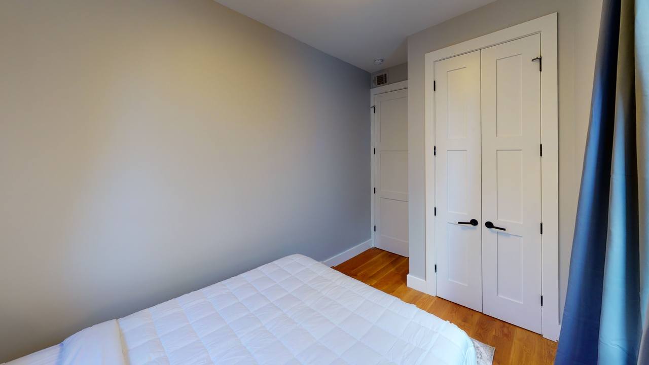 a room in Bedford-Stuyvesant photo 3
