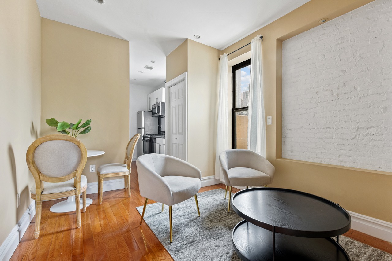 a room in Hell's Kitchen photo 7