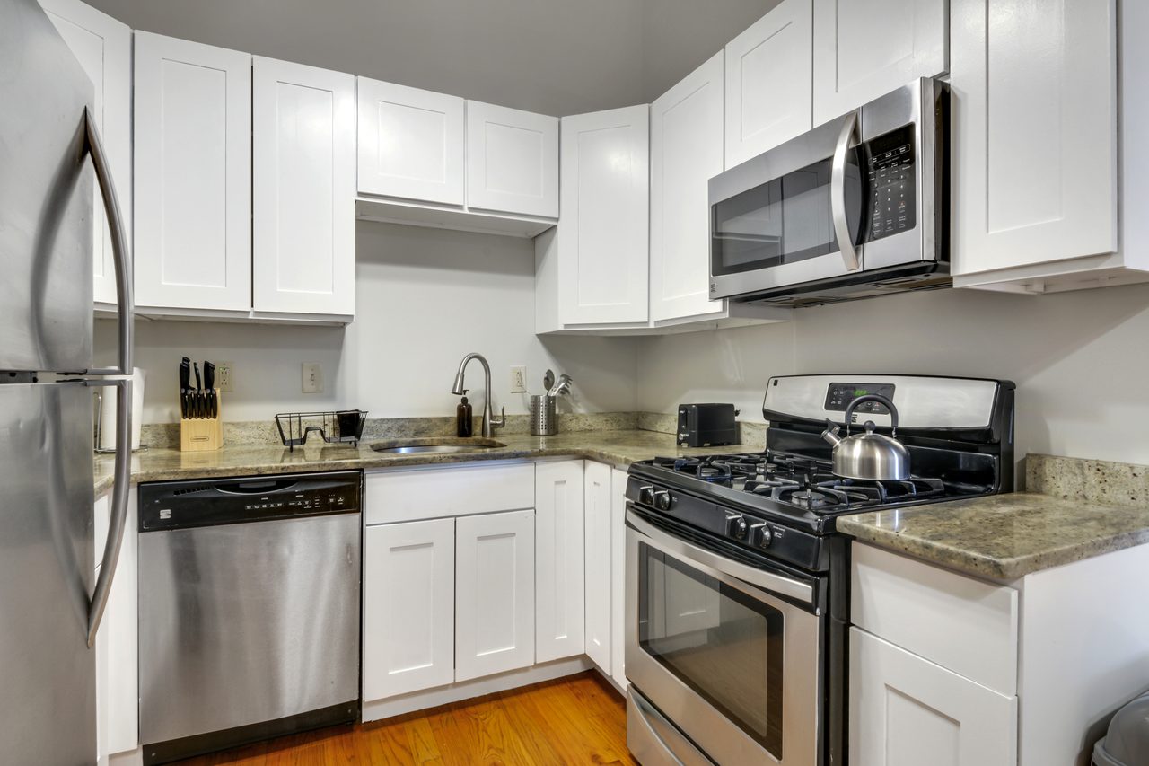 a room in Roxbury photo 7